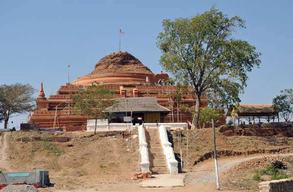 Ruins of an ancient zedi (stupa) N21 46.25/E095 58.52)