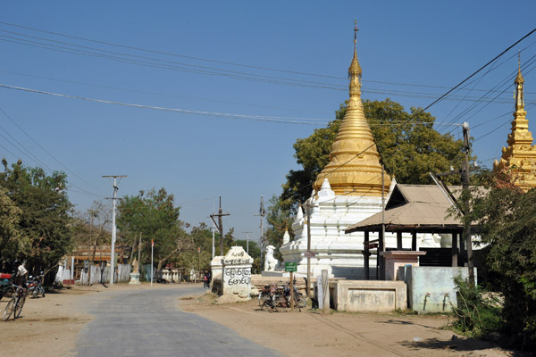 The road from Mandalay Airport to the ancient cities of Inwa and Sagaing (N21 46.63/E095 58.71)