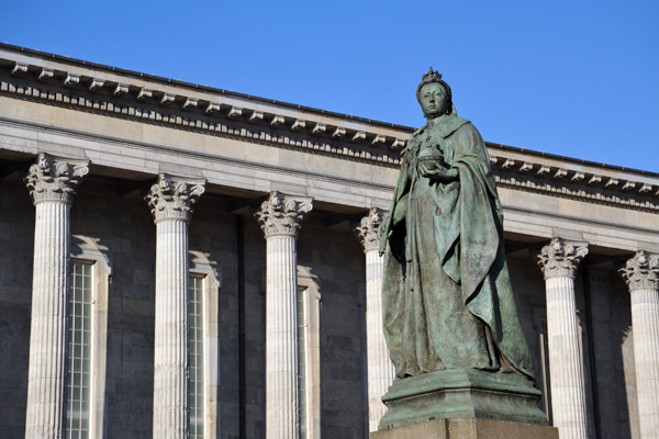 Statue of Queen Victoria with Birmingham Town Hall