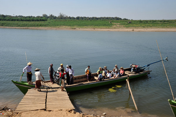 Long-tail ferry across the Myitnge River to Inwa (Ava)
