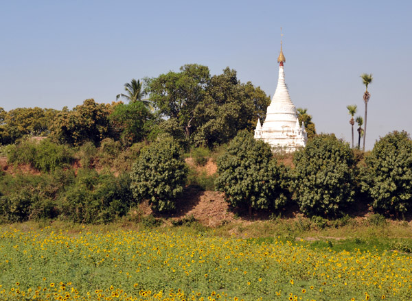 Inwa stupa along the southern moat (N21 51.10/E095 58.58)