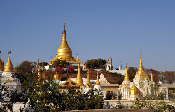 Large temple next to the new Sagaing Bridge (N21 52.8/E095 49.4)