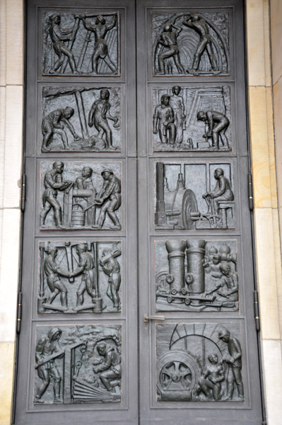 Heavy doors to the Deutsches Bergbau-Museum