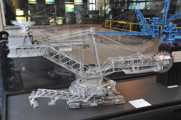 Model of a giant bucket-wheel excavator (Schaufelradbagger), Lauchhammer 1968