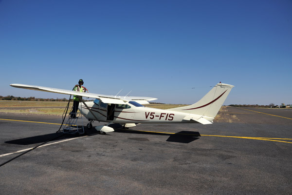 Refueling V5-FIS at Kasane for the flight to Seronga on the northern Okavango River