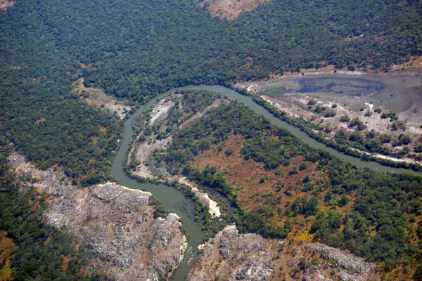 Kafue River making a big bend through rocky terrain, Copperbelt Province (N13 14.6/E028 09.0)