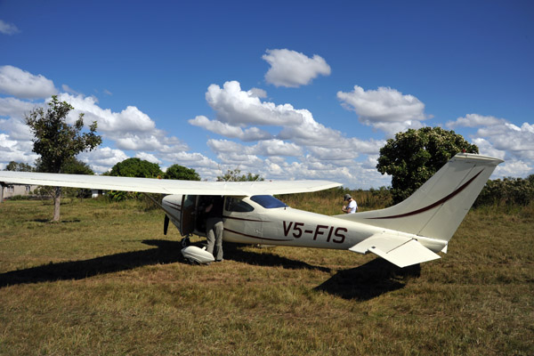 V5-FIS on the ground at Chimbwi Airstrip