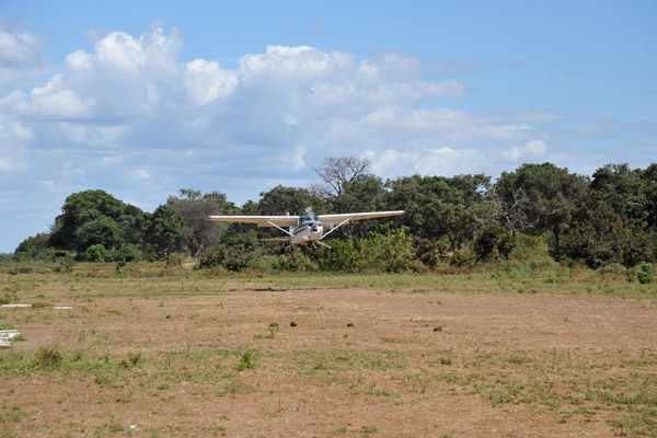 V5-JOG landing at Kayila