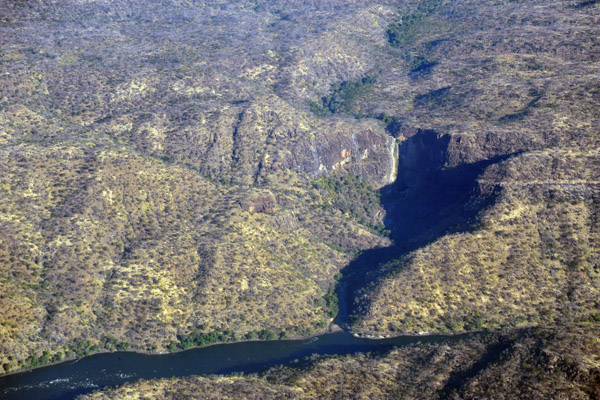 Dry waterfall on the Zimbabwe side - must be impressive when flowing (N17 56.4/E026 20.1)