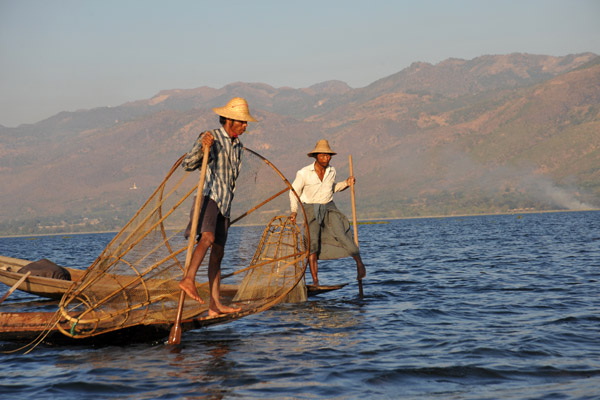 Inle Lake fishermen leg-rowing