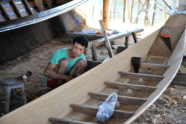 Inle Lake boat builder, Nam Pan village