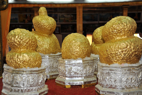 The five golden statues of Phaung Daw U