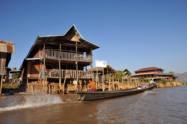 Inn Shwe Pyi - house of long neck women, Ywama