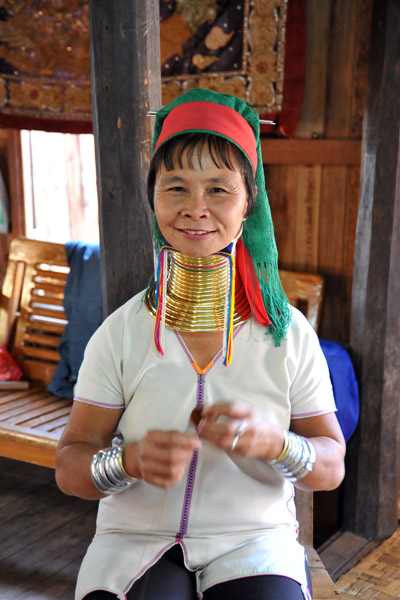 Padaung Long-Necked-Woman working in Ywama