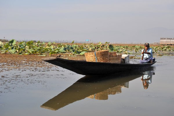 Canoe arriving at Myanmar Treasure Resort Inle