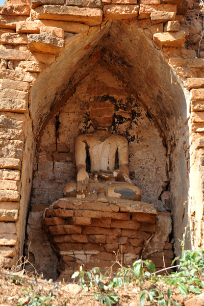 Ruin of a headless Buddha in a stupa, Nyaung Ohak