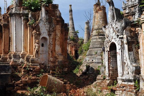 The lower stupas of Shwe Inn Thein are similar in appearance to those of Nyaung Ohak below