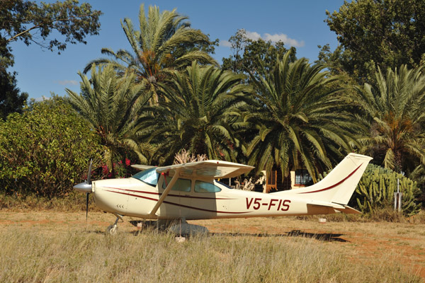 Cessna 182 (V5-FIS) at Eureka