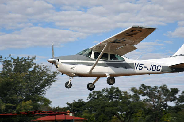 Ralph Tölle in V5-JOG landing at Tsumeb