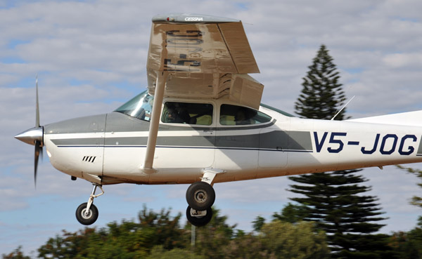 Cessna 182 (V5-JOG) landing at Tsumeb