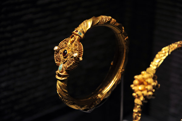 Syrian gold bracelet, 11th-12th C.