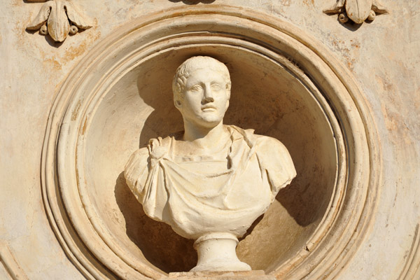 Bust in a nice on the Casina della Meridiana