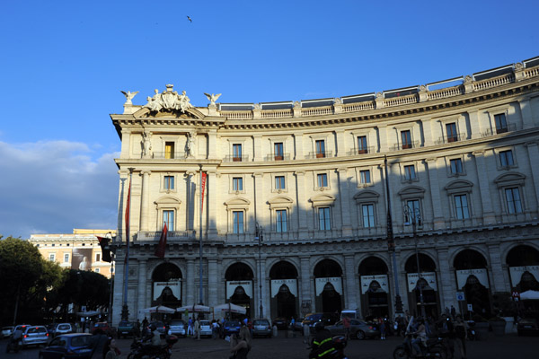 Semi-circular buildings around the west side of Repubblica