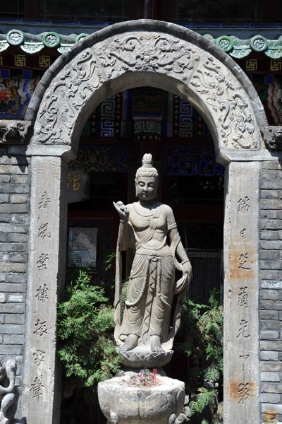 Guyanyin in the courtyard of the Songtang House