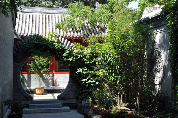 Round entry at of a traditional outer courtyard, Guozijian Street 29