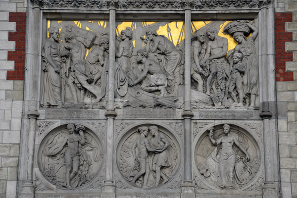 Bas-relief on the right side of the entrance to Amsterdam Centraal