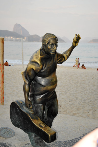 Sculpture of a man carrying a guitar case, Copacabana