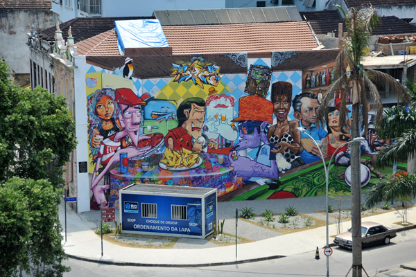 Graffiti on the side of an entire building in Lapa, Praa Cardinal C