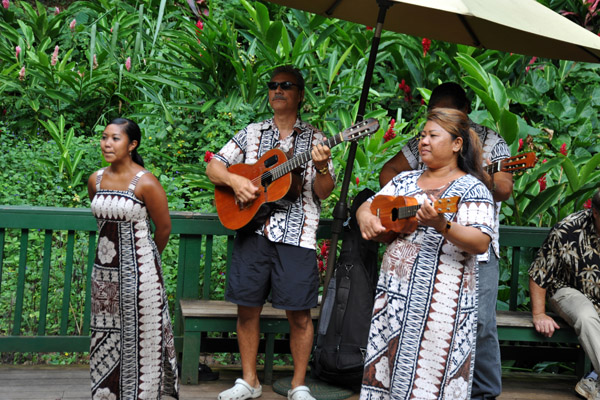 Hawaiian musicians at the Fern Grotto