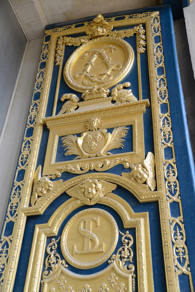 Monumental doorway of glise du Dme, Les Invalides, with the monograms of Louis XIV and St. Louis IX