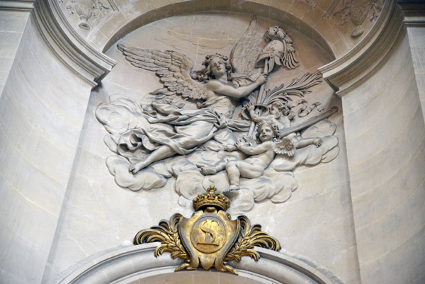 Stucco angels with the monogram of St. Louis IX, glise du Dme, Les Invalides
