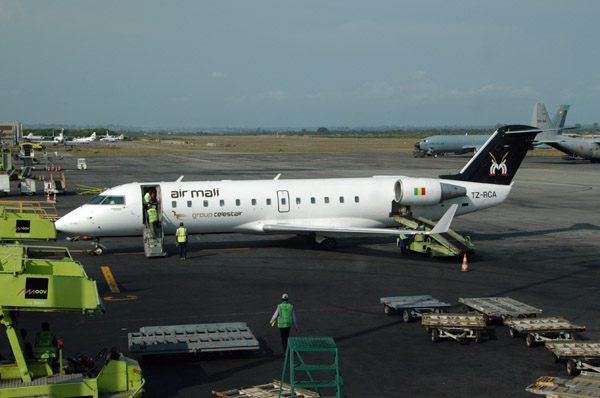 Air Mali CRJ (TZ-RCA), Abidjan Airport