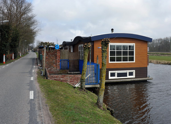 Houseboat in the canal Trekkvaart Haarlem-Leiden, Leidsevaart, Noordwijkerhout