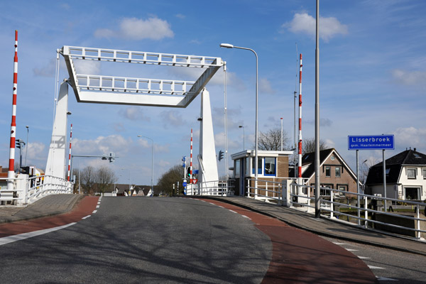Lisse Bridge, Kanaalstraat - the border between the provinces of Zuid Holland and Noord Holland
