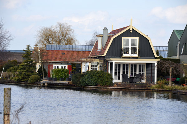 Wooden Dutch house opposite Aalsmeerderdijk, Rijsenhout 