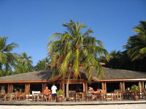 The Dhoni Bar and Hungaanu Coffee Shop, Meeru Island Resort