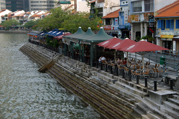 Boat Quay now has a lively open air bar scene along the Singapore River by the Elgin Bridge