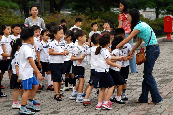 Herding school children, Gyeongbokgung Palace, Seoul