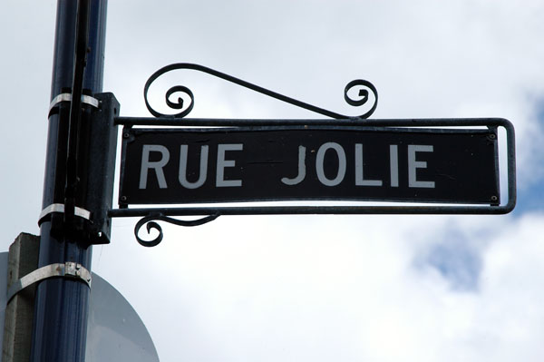 Rue Jolie, Akaro's main street