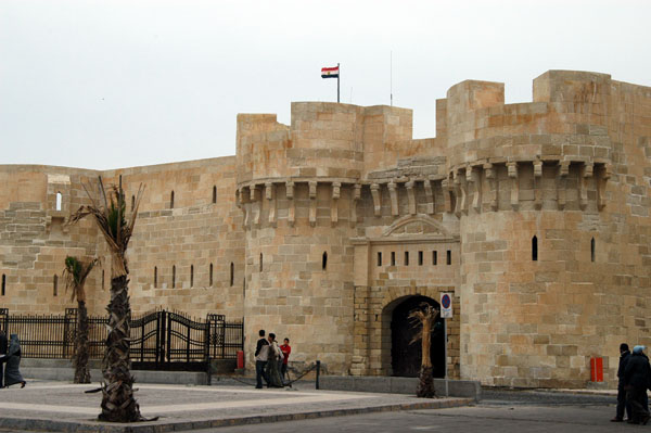 Qaitbey Citadelle was built by the Ottomans in 1477 on the site of the Pharos