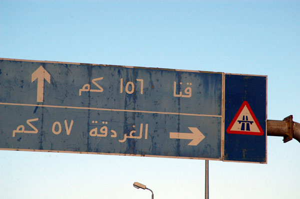 Qina straight ahead 106 km, Hurghada right 57 km