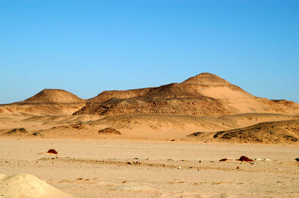 Along the Safaga-Qina highway