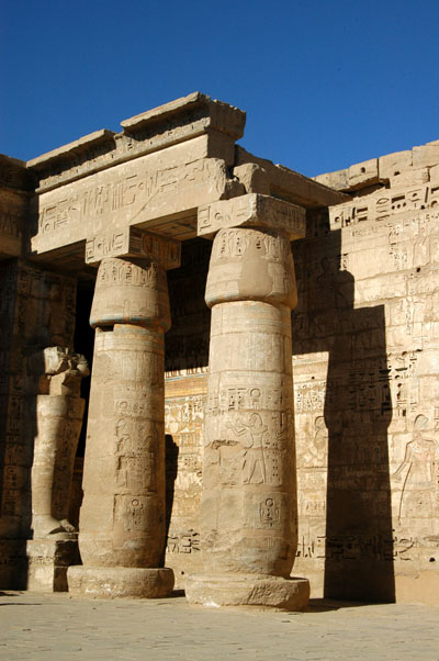 Second Court, Papyrus columns