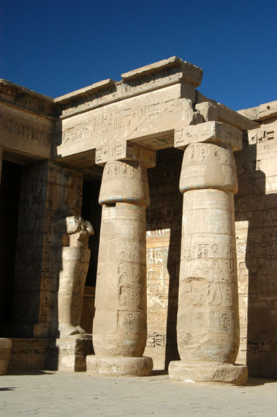 Second Court, papyrus columns