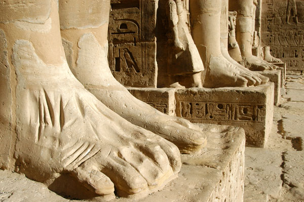 Colossal feet, First Court, Medinat Habu
