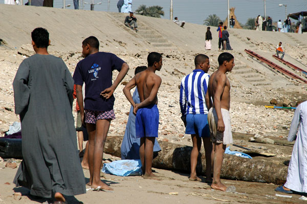 Locals at the West Bank boat landing Gezirat al-Bayarat